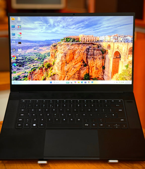 Razer Blade 15 Advanced Model – Tiger Lake – 11th Gen Core i7  11800H @ 2.30 GHz Octa-Core Processor 32GB 512 GB SSD 8-GB NVIDIA GeForce RTX3080 DDR6 GC 15.6″ Quad HD IPS 165Hz Display